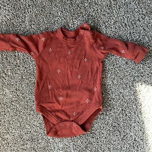 Goumi baby onesie